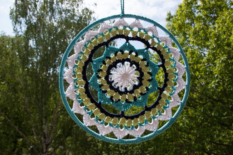 Circular crochet mandala with reversible hoop image 3