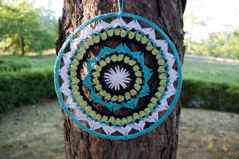 Circular crochet mandala with reversible hoop image 1