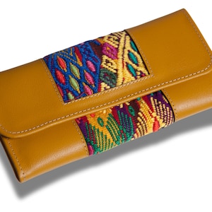 Lederbrieftasche mit zeremonieller Huipil-Weberei aus San Juan Sacatepéquez, Guatemala. BC08