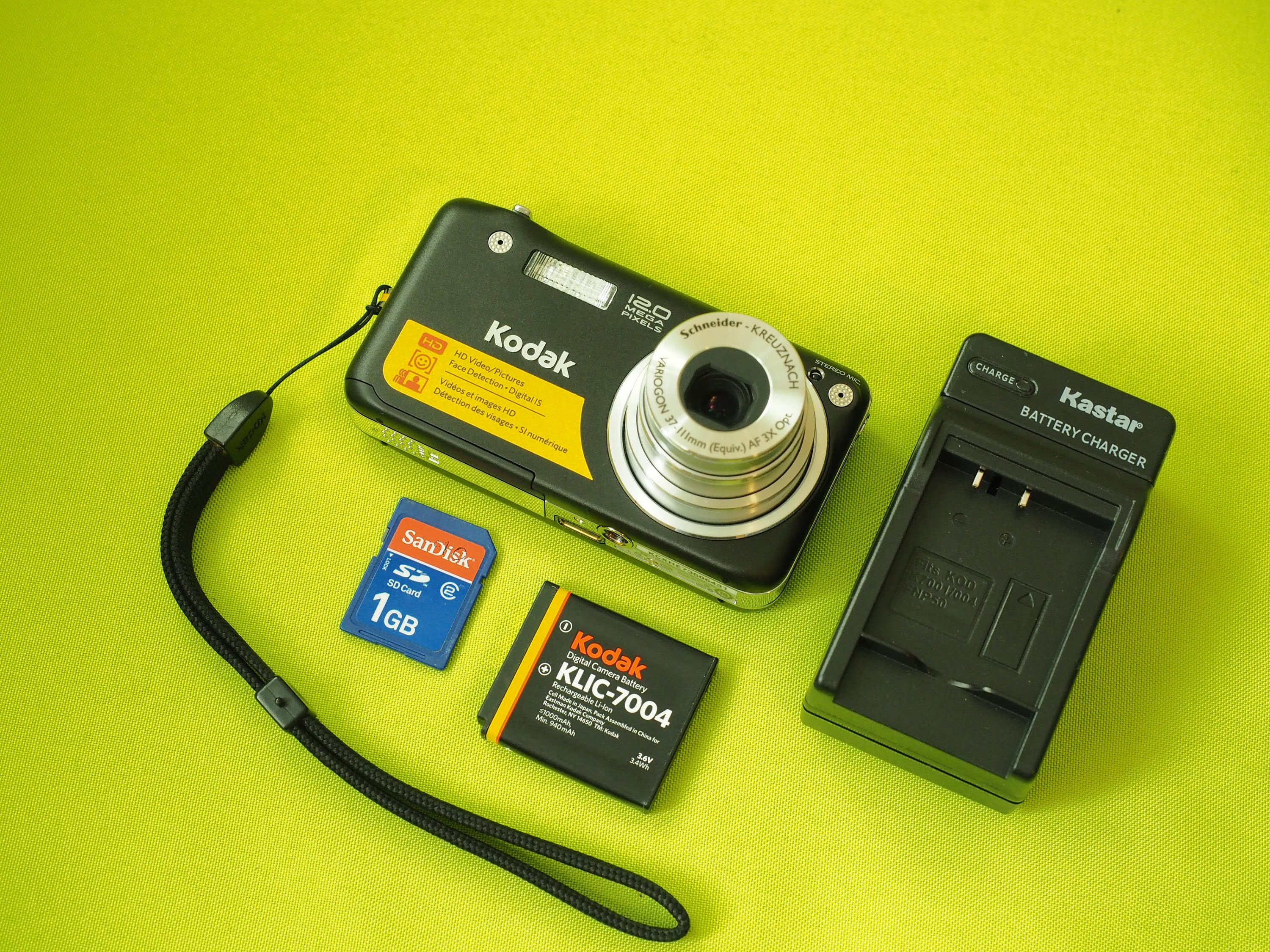 Kodak Easyshare V1253 12MP Compact Digital Point and Shoot Flash