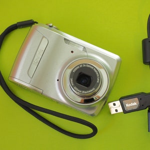 Kodak EasyShare C142 10MP Compact Digital Point and Shoot Camera WORKING