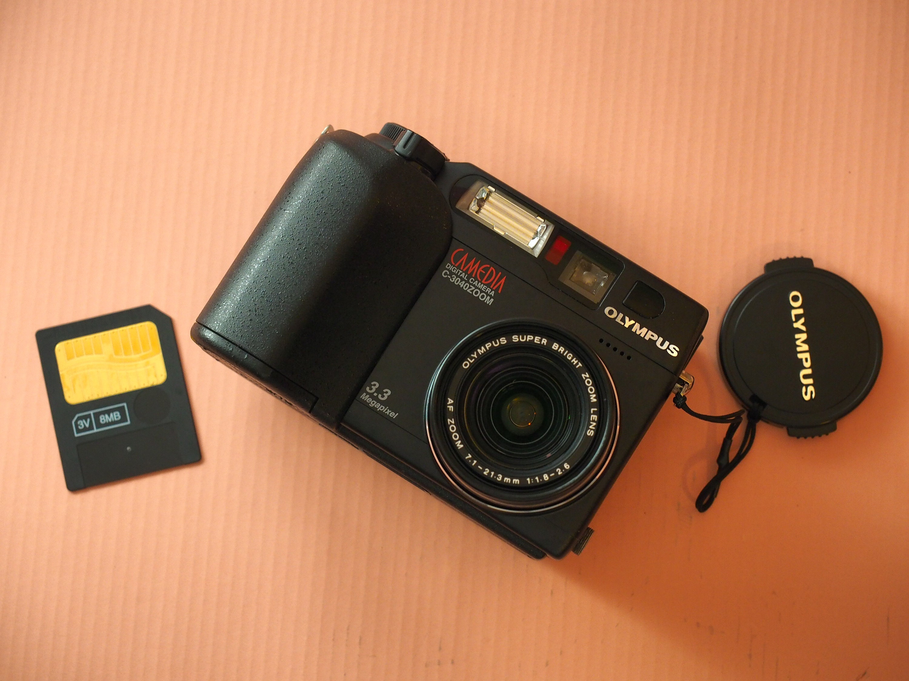 Olympus Camedia C-3040 Zoom 3.3MP Compact Digital Point and Shoot