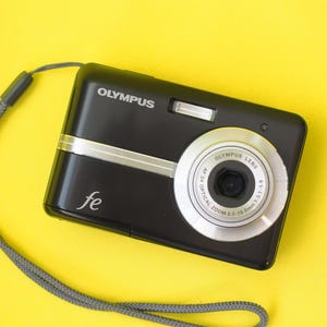 Olympus FE-25 10MP Compact Digital Point and Shoot Camera WORKING