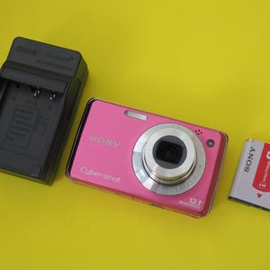 Sony Cyber-Shot DSC-W220 12.1MP Compact Digital Point and Shoot Camera WORKING