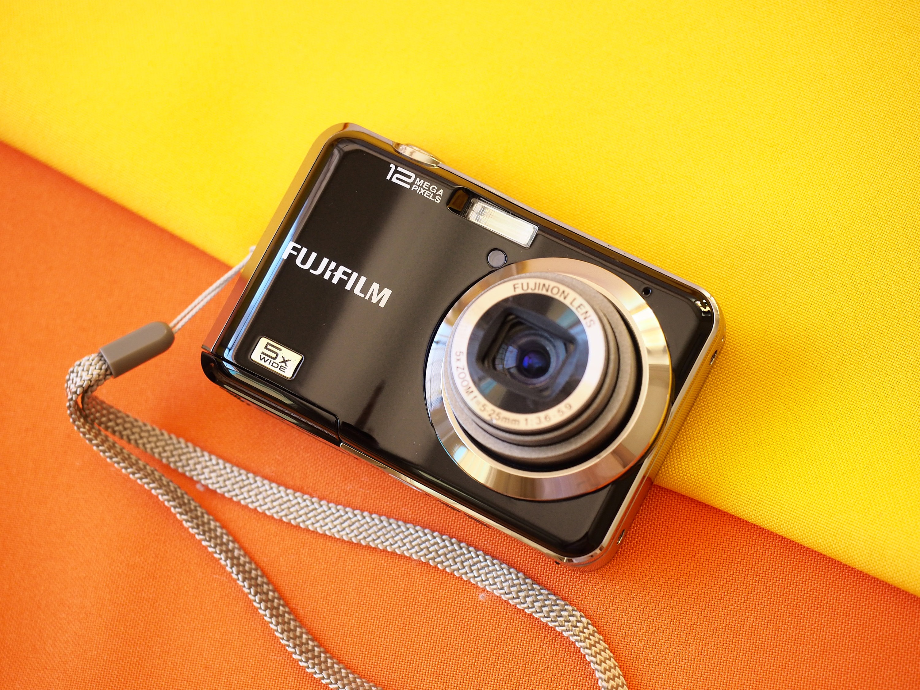 FUJIFILM AX200 富士フイルム、単3形電池対応「FinePix AX200