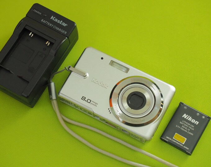 Kodak Easyshare M883 8MP Compact Digital Point and Shoot Flash Camera