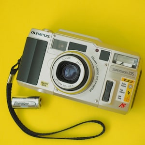 Olympus Superzoom 105 Compact 35mm Film Point and Shoot Flash Camera + Battery WORKING ***Minor Issue***