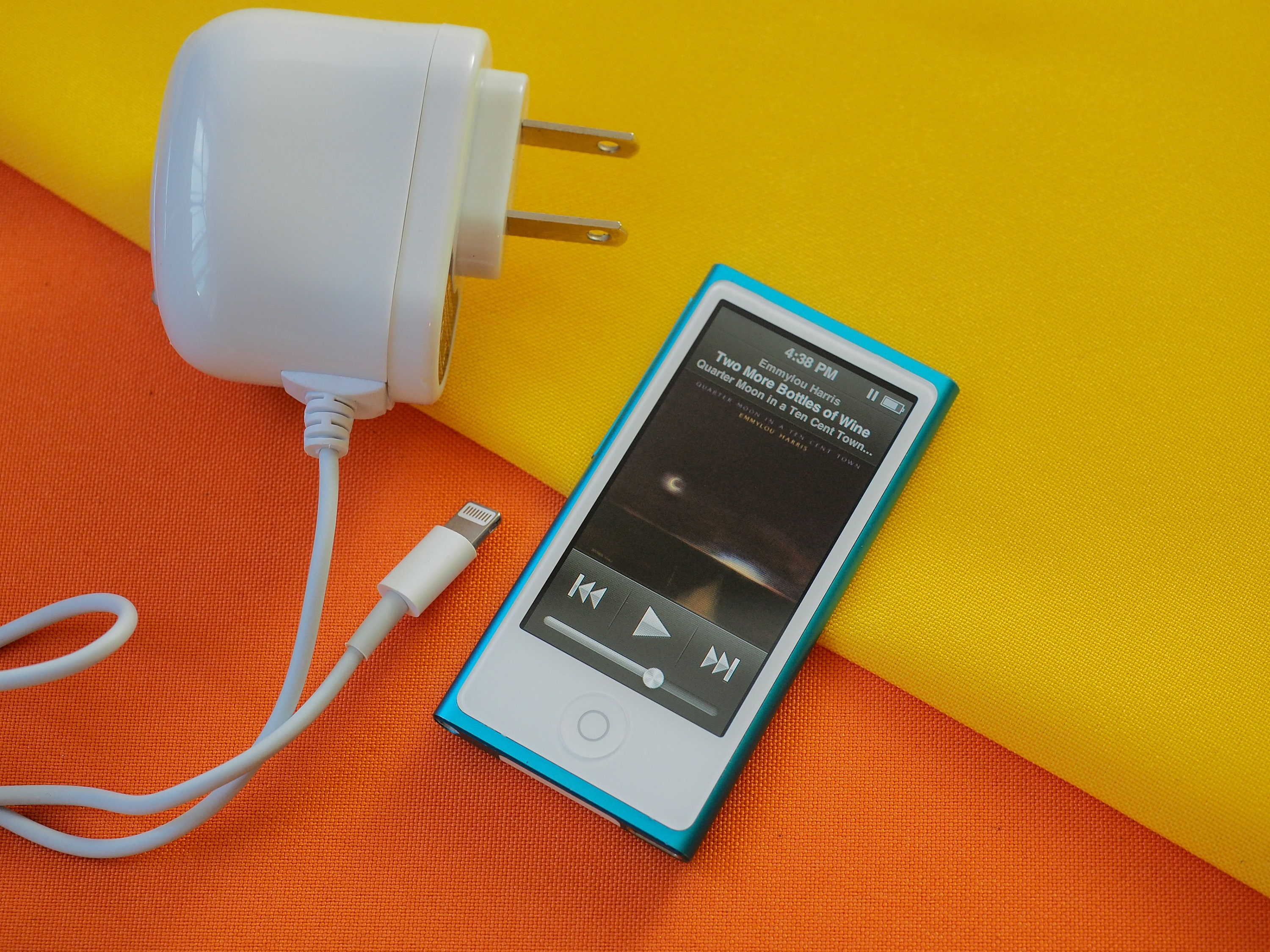 Apple Ipod Nano 7th Generation A1446 16GB + Charger WORKING
