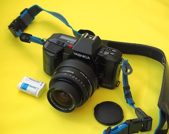 Yashica 200-AF 200AF Fotocamera reflex 35 mm per studenti + obiettivo 28-70 mm + batteria FUNZIONANTE