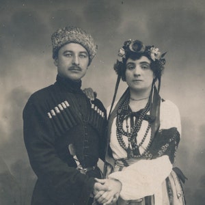 Vintage Carte Photo Postcard Portrait Couple Russe en Tenues Patriotique Photographie  Riviere Montpellier