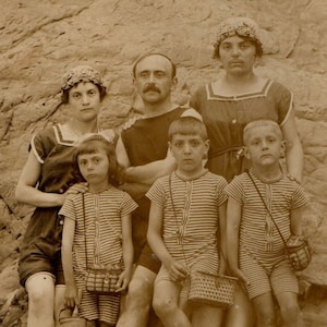 Vintage Ancienne Carte Photo Famille en Maillots de Bain Plage Année 1919