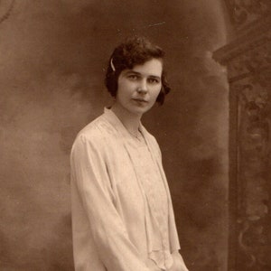 Vintage Ancienne Carte Photo pose tenue Femme Mode