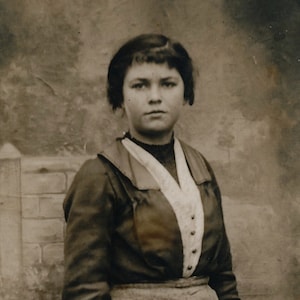 Vintage Ancienne Carte Photo pose tenue Femme