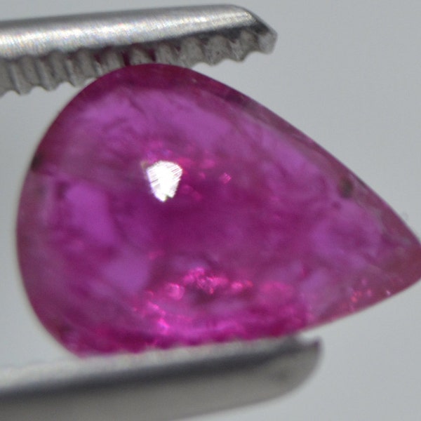 Rubis, 1.22 carat, coupe poire à facettes, IGI Antwerp