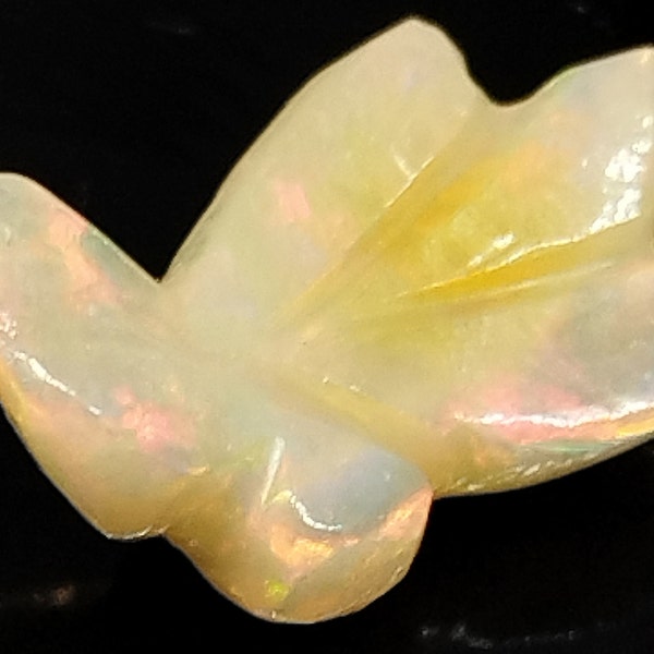 Opale de feu welo, 2.795 carats, forme baroque polie, Ethiopie