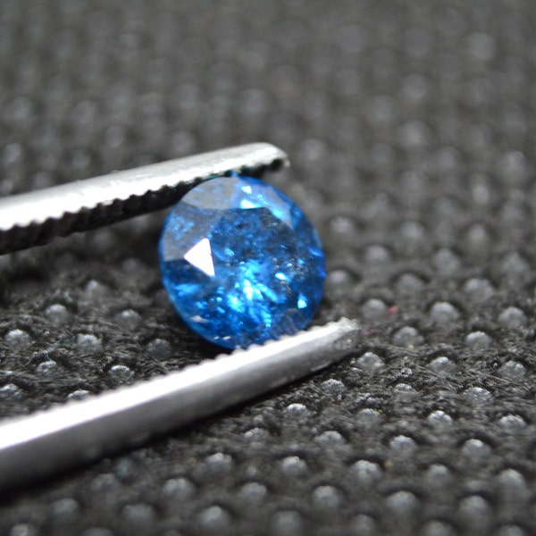 Diamant naturel, 0.63 ct, Brillant rond, couleur bleu vif fantaisie, certifié GEM REPORT Antwerp