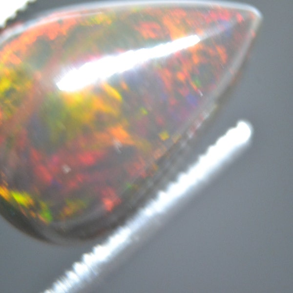 Opale de feu naturelle, noire welo, Ethiopie, 2.70 carats, cabochon poire