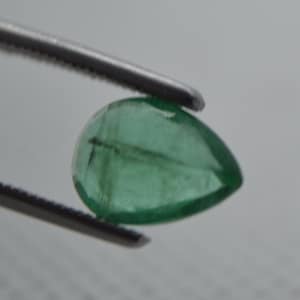 Emeraude naturelle, 1.170 carat, taille poire à facettes