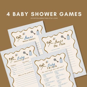 Op de afbeelding: Vier babyshower-spelkaarten met een blauw-wit gestreepte achtergrond en een decoratieve rand. Elke kaart bevat een ander spel: "Raad welke ouder?", "Raad de prijs", "Babyvoorspellingen" en "Baby Trivia". De tekst "4 BABY SHOWER GAMES" staat bovenaan.