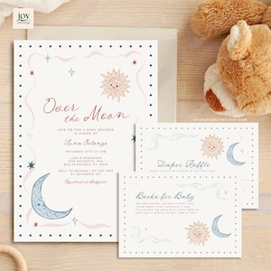 Op de afbeelding: Een witte babyshower uitnodigingsset met hemelse illustraties van een zon en maan met de tekst Over the Moon, Diaper Raffle en Books for Baby. Het briefpapier bevat roze golvende lijnen, blauwe sterren en een donkerblauwe gestippelde rand.