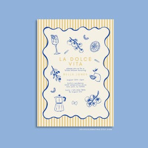 Op de afbeelding: Een gele en witte gestreepte achtergrond met een wit rechthoek in het midden. De rechthoek heeft een golvende rand en bevat blauwe illustraties van eten en drinken, waaronder tomaten, citroenen, pasta, een koffiekan en een glas wijn. De tekst "LA DOLCE VITA" staat in blauwe letters boven in de rechthoek. De tekst "please join us for a bridal shower honoring BELLA JONES" staat in blauwe letters onder de titel. De tekst "august 15th | 6pm" staat in blauwe letters onder de tekst over de bruidsdouche. De tekst "holly's residence 1234 celebration drive new york, ny 12545" staat in blauwe letters onder de datum en tijd. De tekst "holly | 123-456-7890 by august 5th" staat in blauwe letters onder het adres. De tekst "JOYOFCELEBRATING.ETSY.COM" staat in blauwe letters onderaan de rechthoek.