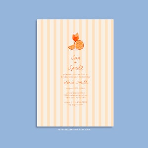 Könnte beinhalten: Orange-weiß gestreifte Einladung zu einem Brautparty mit einer Illustration eines Glases Orangensaft und Orangenscheiben. Der Text lautet "Sun + Spritz" und enthält Details zur Veranstaltung, einschließlich Datum, Uhrzeit, Ort und RSVP-Informationen.
