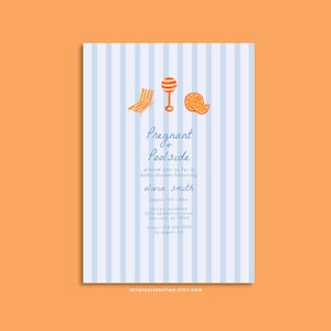 Puede incluir: Una invitación de baby shower a rayas azules y blancas con una ilustración de dibujos animados de una tumbona, un sonajero y una rodaja de naranja. El texto dice "Pregnant & Poolside" e incluye los detalles de la baby shower, incluida la fecha, la hora, la ubicación y la información de RSVP.