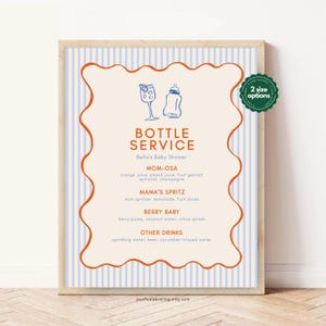 Puede incluir: Un letrero enmarcado con un fondo a rayas azul claro y blanco y un borde ondulado naranja. El letrero dice "Bottle Service" y enumera opciones de bebidas para un baby shower, incluyendo "Mom-Osa" y "Berry Baby."