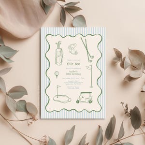 Può includere: Un invito a tema golf con sfondo a righe verdi chiaro e bianco. L'invito presenta illustrazioni a tratto verde di attrezzature da golf e il testo "thir-tee" per una festa di compleanno.
