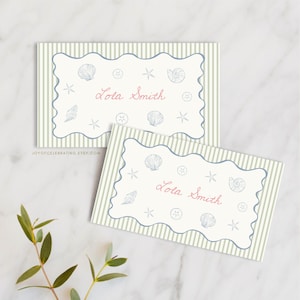 Plantilla para tarjeta de presentación con diseño de Lola/Conchas marinas, rayas dibujadas a mano y borde ondulado, ideal para una cena sencilla en azul y verde.