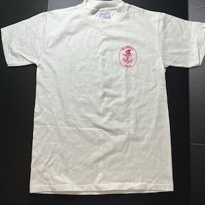 Könnte beinhalten: Weißes T-Shirt mit einem roten Logo, auf dem "The Misfits" und "1983" in einem Kreis stehen.