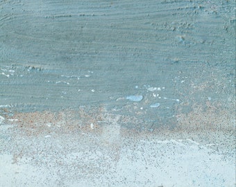 Può includere: Una superficie strutturata che presenta una transizione orizzontale tra una sezione superiore blu-grigio tenue con pennellate visibili e una sezione inferiore bianco-azzurro pallido con un aspetto granuloso e punteggiato con sfumature rosa.