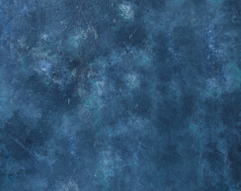 Può includere: Uno sfondo blu testurizzato con un aspetto screziato e sbiadito. Lo sfondo ha una base blu scuro con accenti blu chiaro e verde.