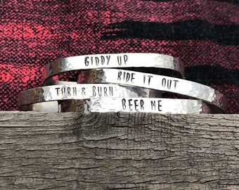 Gestempelte Sterling Silber Manschette; Benutzerdefiniertes gestempeltes Armband; Silber gestempeltes Bündchen; Personalisierte Silber Armspange; Gestempeltes Armband