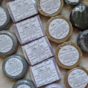 Jabón en barra de sebo de res alimentada con pasto en liquidación, varios aromas. Recortes finales, formas irregulares y existencias cortas. Jabón de sebo de res en liquidación y con descuento.