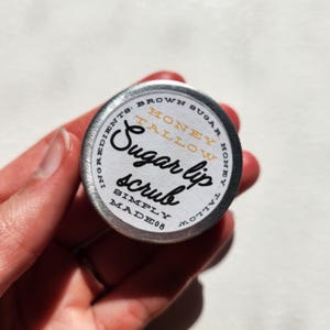 Exfoliante labial de sebo y miel de vacas alimentadas con pasto: exfoliante natural de azúcar moreno.