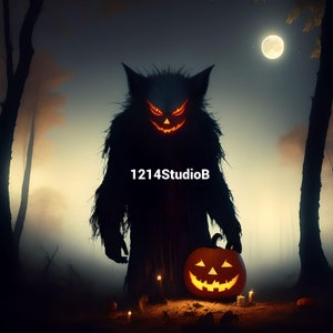 Op de afbeelding: Een griezelige Halloween-scène met een donker, harig monster met gloeiende oranje ogen en een uitgesneden pompoen. Het monster staat in een mistig bos onder een volle maan, met de tekst "1214StudioB" zichtbaar.