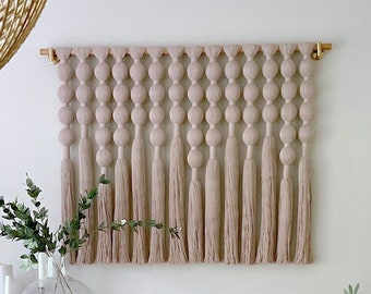 Taupe macramé muurdecoratie: vezelkunstmuurschildering met met garen gewikkelde ballen – groot neutraal boho-tapijt, wanddecoratie bubbel macramé zandkleur