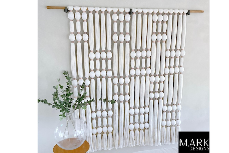 Weiß Schwarz Taupe / Gold Faser Ball Makramee Wandbehang, neutrale farbige zeitgenössische Garn-Wandkunst, moderner Wandteppich für große Wandfläche Bild 10