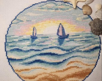 夕暮れ時のセーリングクロスステッチパターン、海の景色の刺繍デザイン