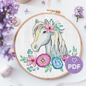 白い馬のクロスステッチ PDF パターン、花の刺繍が施された美しい馬、幸運の馬の X ステッチ デザイン、子供部屋のクロスステッチ、DIY ギフト