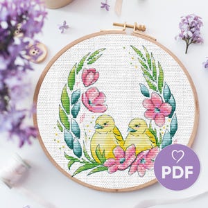 Schema punto croce uccelli primaverili, disegno ricamo ghirlanda floreale, uccelli gialli e fiori rosa, punto croce pasquale, regalo di Pasqua per la mamma