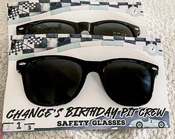 Dos gafas de sol de cumpleaños de coches de carreras rápidos - Azul - Cumpleaños de coches de carreras - Carreras - Conducción - Recuerdos de fiesta - Equipo de boxes - Fiesta de coches - Límite de velocidad - Rápido
