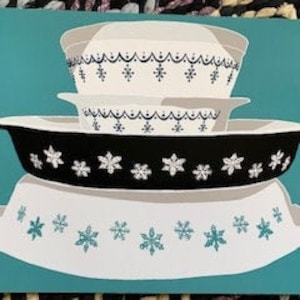 Może przedstawiać: Martwa natura przedstawiająca stos starych misek Pyrex. Miski są białe, czarne i szare, ze wzorami płatków śniegu i kwiatów. Tło jest turkusowe, a obraz znajduje się na niebieskiej powierzchni.