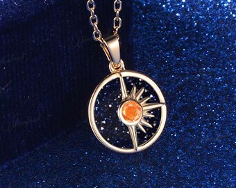 Collar con colgante de arenisca azul delicada, colgante único de piedra solar con engaste, medallón de medio sol de oro amarillo, collar de protección, regalo de la noche estrellada
