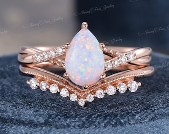 Anello di fidanzamento con opale a forma di pera Set in oro rosa Infinity Split Shank Solitaire Opal Set da sposa Curvo Milgrain Birthstone Set da sposa per donna