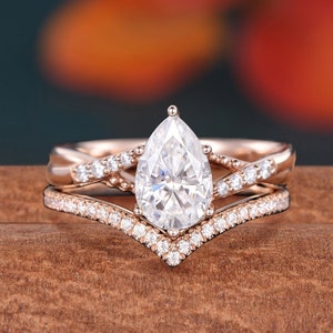 1.5CT Tear Drop Moissanite Engagement Ring Set Rose Gold Pear Shaped Bridal Set Infinity Twist Moissanite Ring Vintage Diamond Half Eternity