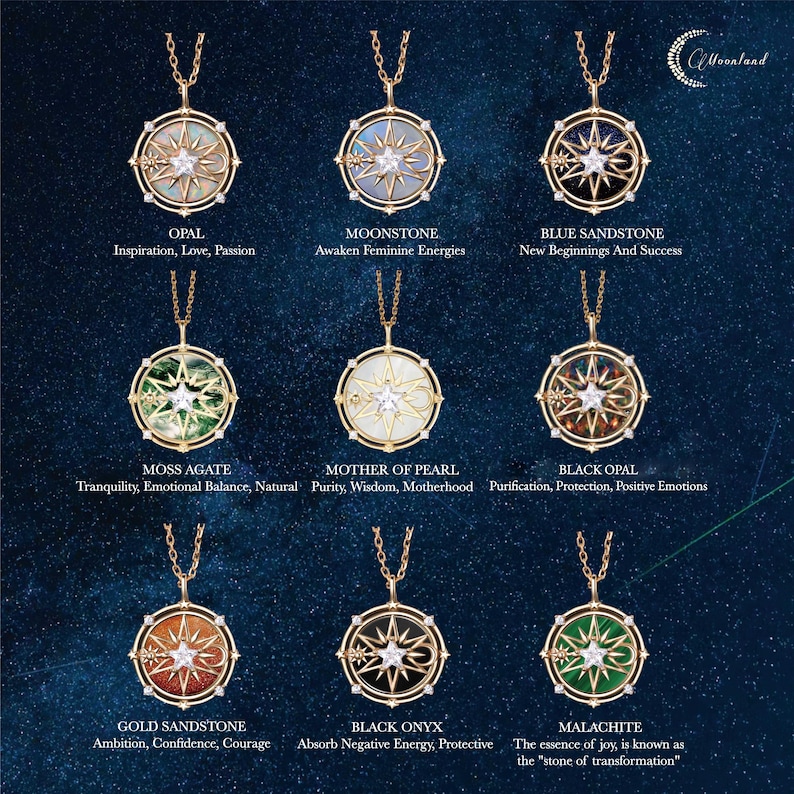 K&ouml;nnte beinhalten: Neun goldfarbene Anh&auml;nger im Kompass-Stil mit zentralen Sternmotiven und verschiedenen Edelsteinen wie Opal, Mondstein, blauem Sandstein, Moosachat, Perlmutt, schwarzem Opal, goldenem Sandstein, schwarzem Onyx und Malachit, jeweils mit Text.