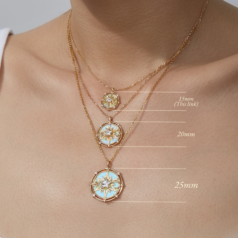 K&ouml;nnte beinhalten: Drei goldfarbene Halsketten mit runden Anh&auml;ngern, die ein Sternmotiv und eine hellblaue Emaille-Einlage aufweisen. Die Anh&auml;nger sind mit Gr&ouml;&szlig;en von 15mm, 20mm und 25mm beschriftet, wobei die 15mm-Gr&ouml;&szlig;e als dieser Link f&uuml;r das Produkt markiert ist.