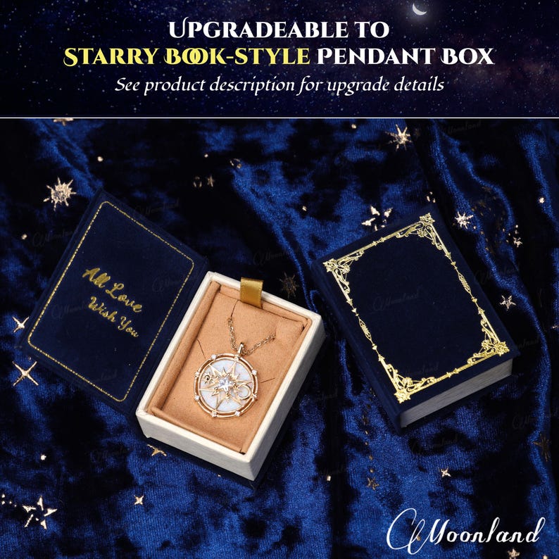K&ouml;nnte beinhalten: Eine runde goldene Anh&auml;ngerkette mit Stern- und Mondmotiv, pr&auml;sentiert in einer offenen, buchf&ouml;rmigen Schatulle in Marineblau. Der Innendeckel tr&auml;gt die goldene Aufschrift All Love Wish You, w&auml;hrend der Einband mit Goldverzierungen versehen ist.